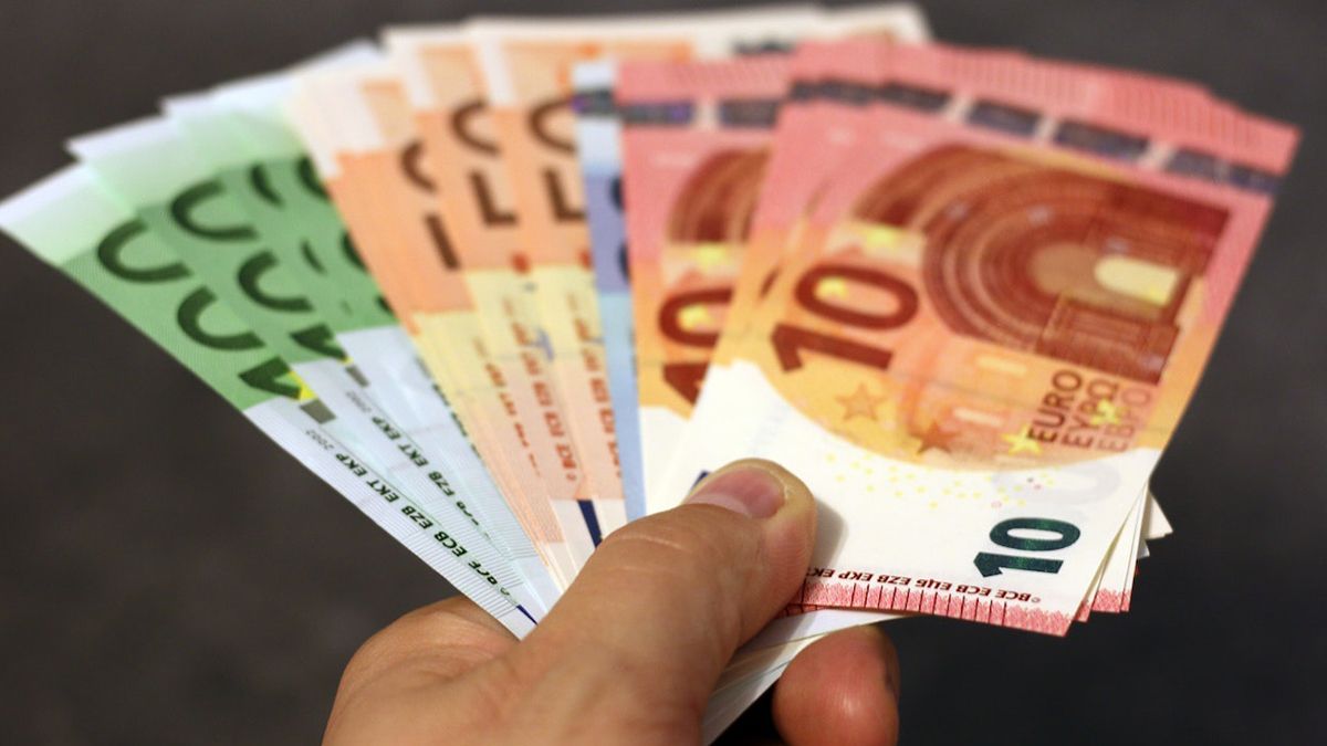 Украинцам стали выплачивать денежную помощь в Испании
