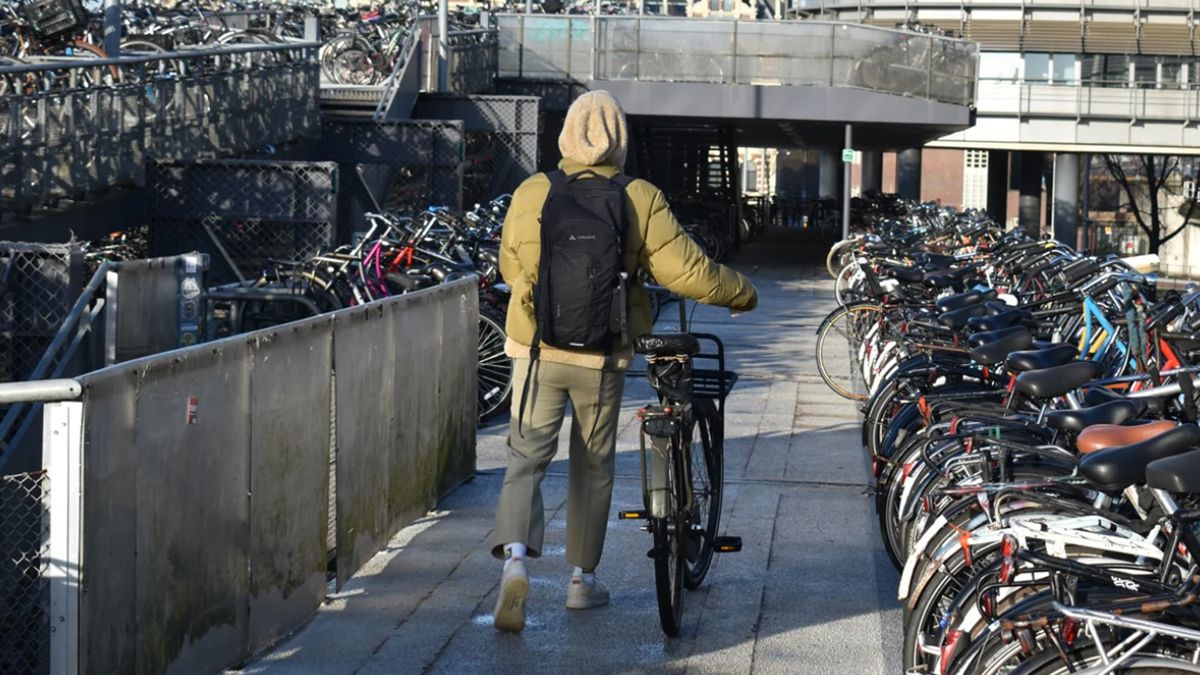 В Амстердамі відкрили підводну велопарковку