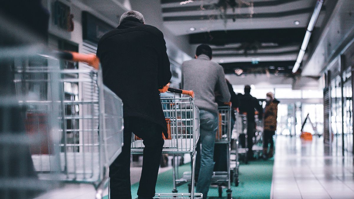 Магазин в Польщі платить гроші покупцям, які довго стоять у черзі Магазин в Польщі платить гроші покупцям, які довго стоять у черзі