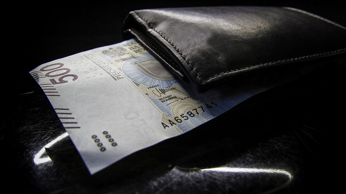 Красный Крест раздает украинцам 500 злотых Красный Крест раздает украинцам 500 злотых