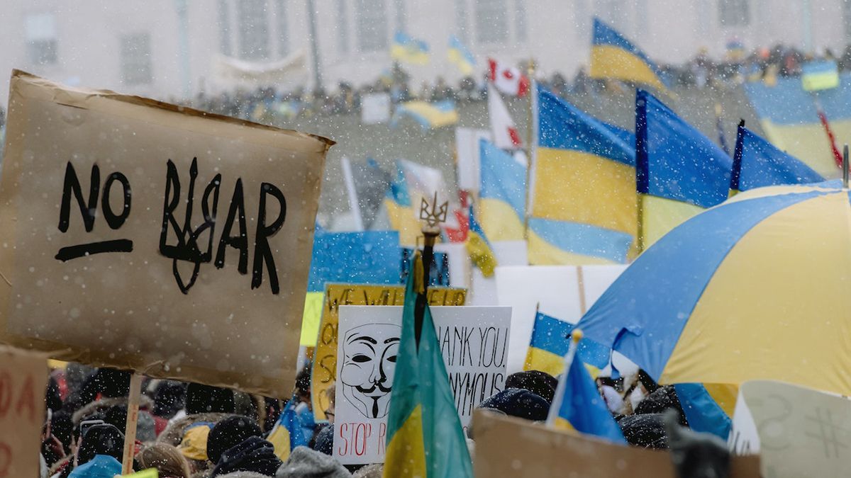 Марш українців у Варшаві до річниці повномасштабної війни