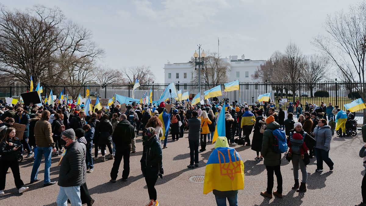 Украинцев за границей призвали быть осторожными 24 февраля