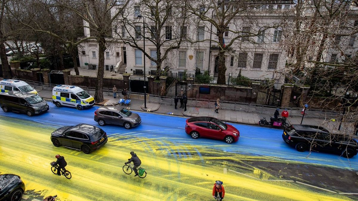 Украинский флаг нарисовали у посольства России в Лондоне Украинский флаг нарисовали у посольства России в Лондоне