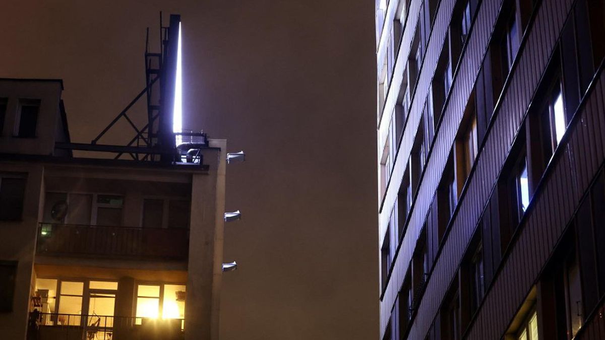 Житло українки у Варшаві щоночі освітлює білборд