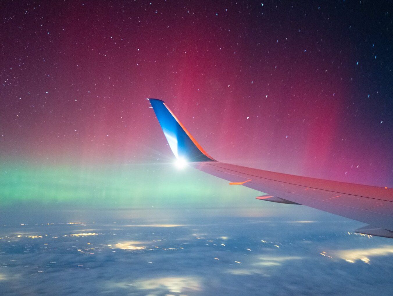 Пілот EasyJet розвернув літак, щоб показати пасажирам північне сяйво Пілот EasyJet розвернув літак, щоб показати пасажирам північне сяйво