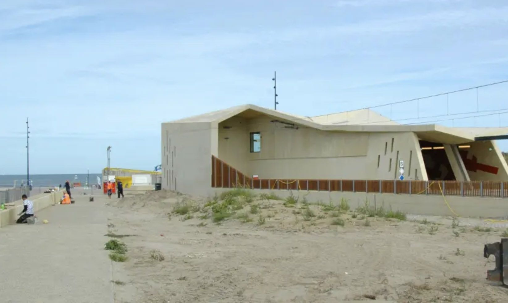 В Нидерландах открыли станцию метро прямо на пляже В Нидерландах открыли станцию метро прямо на пляже