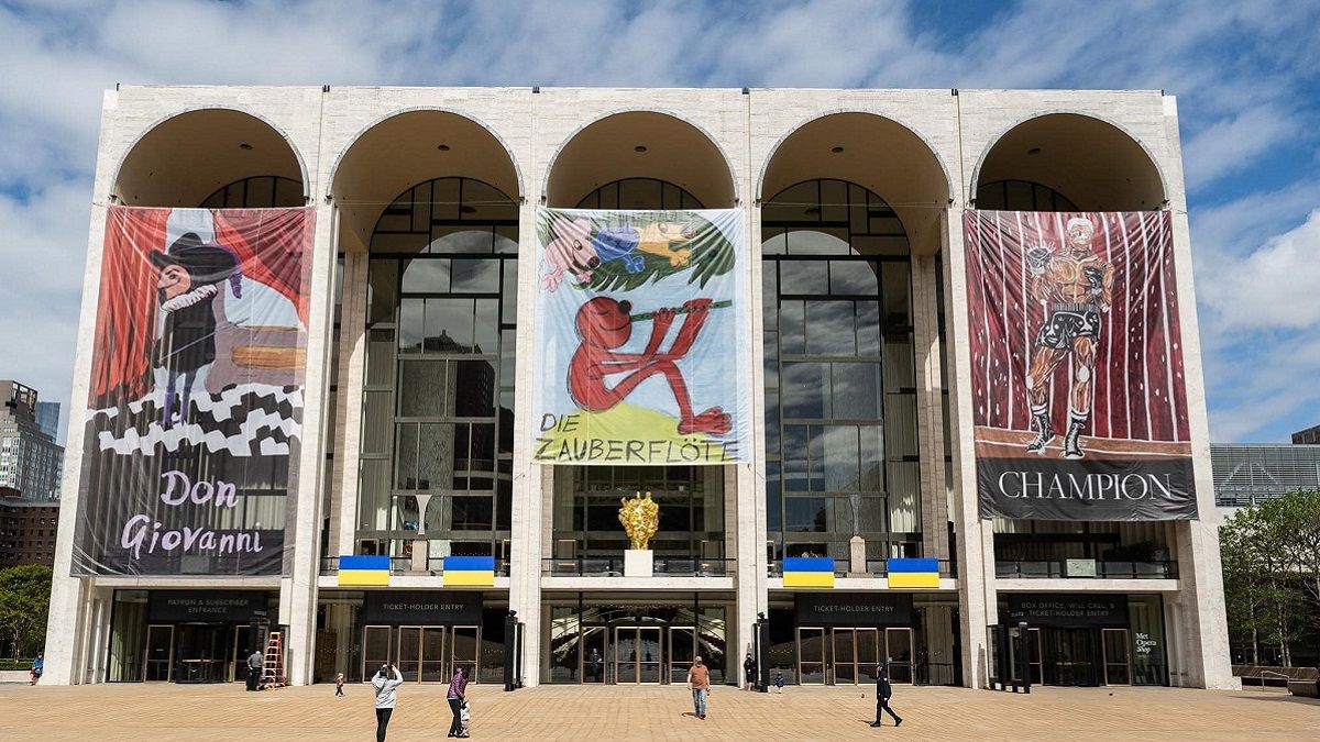 Украинские флаги на Метрополитен-опера в Нью-Йорке Украинские флаги на Метрополитен-опера в Нью-Йорке