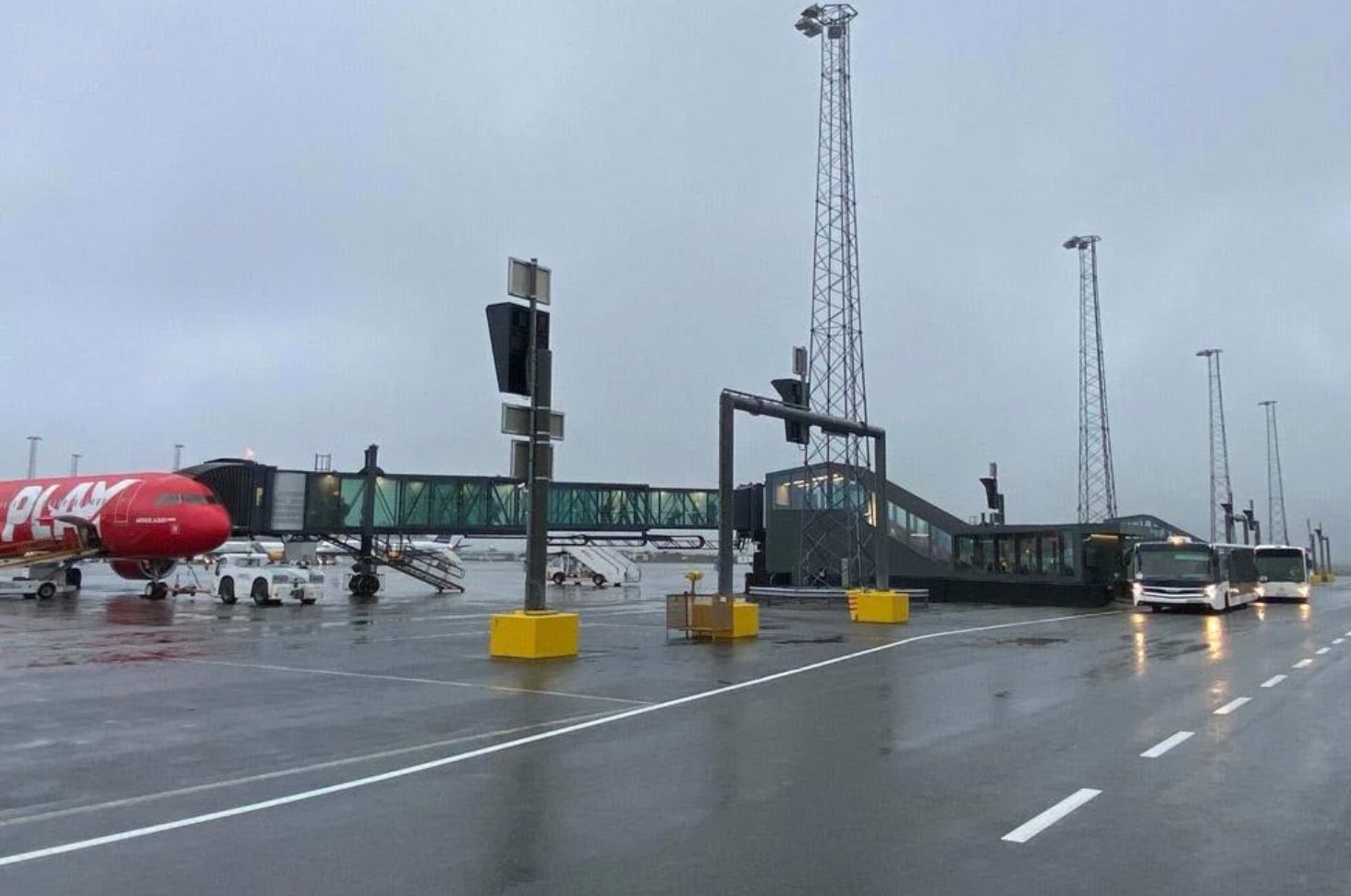 Аэропорт Исландии ввел довольно странный способ посадки в самолет Аэропорт Исландии ввел довольно странный способ посадки в самолет