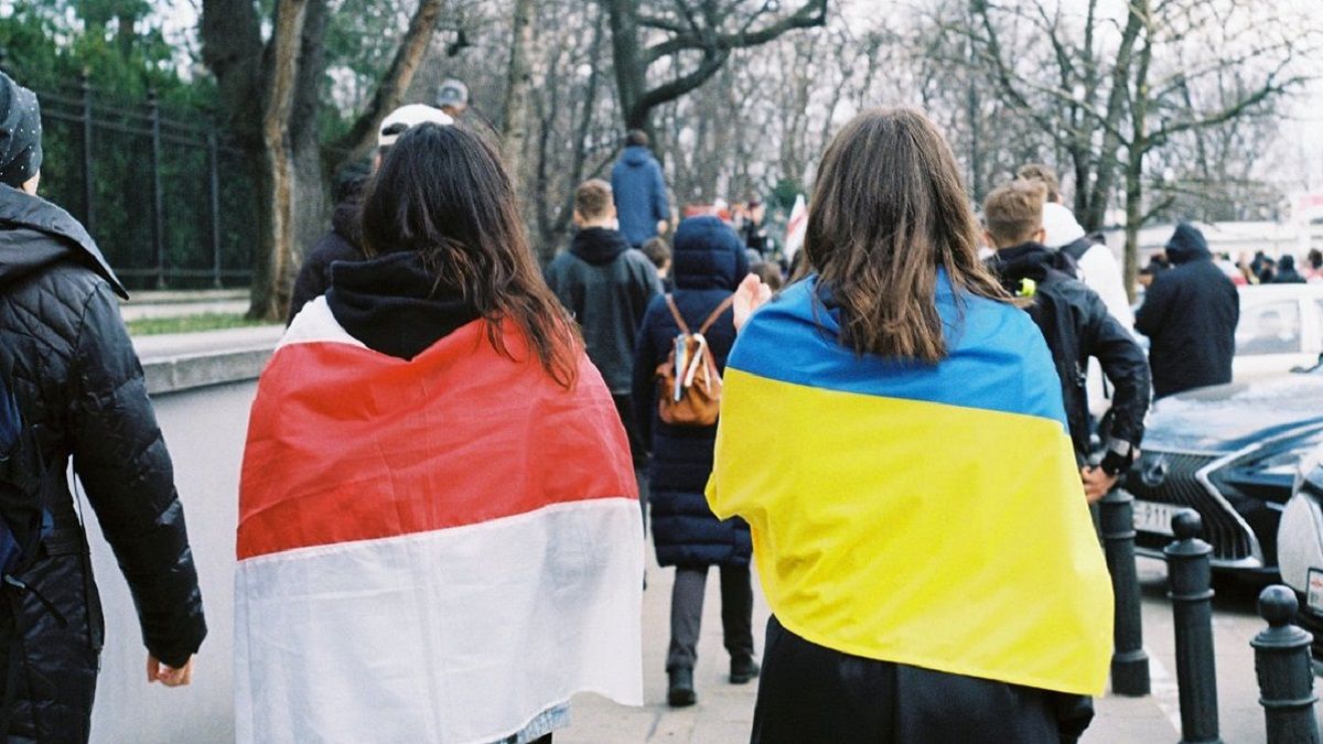 Дедалі більше українців планують залишитися в Польщі