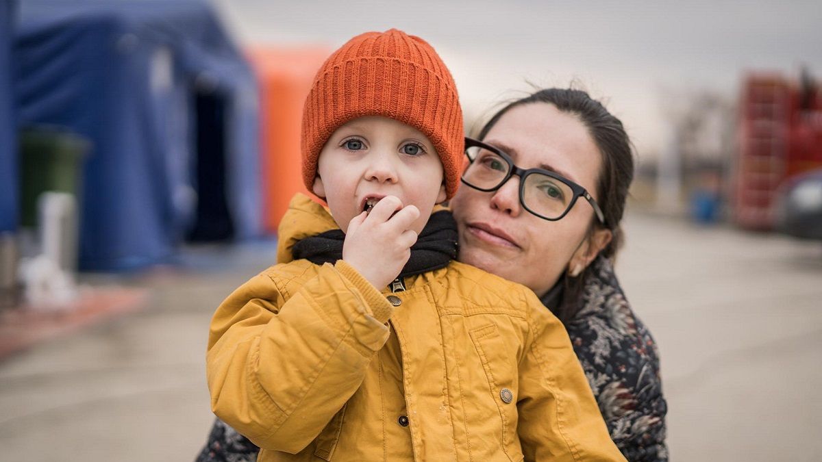 Украинка с сыном на украинско-румынской границе Украинка с сыном на украинско-румынской границе