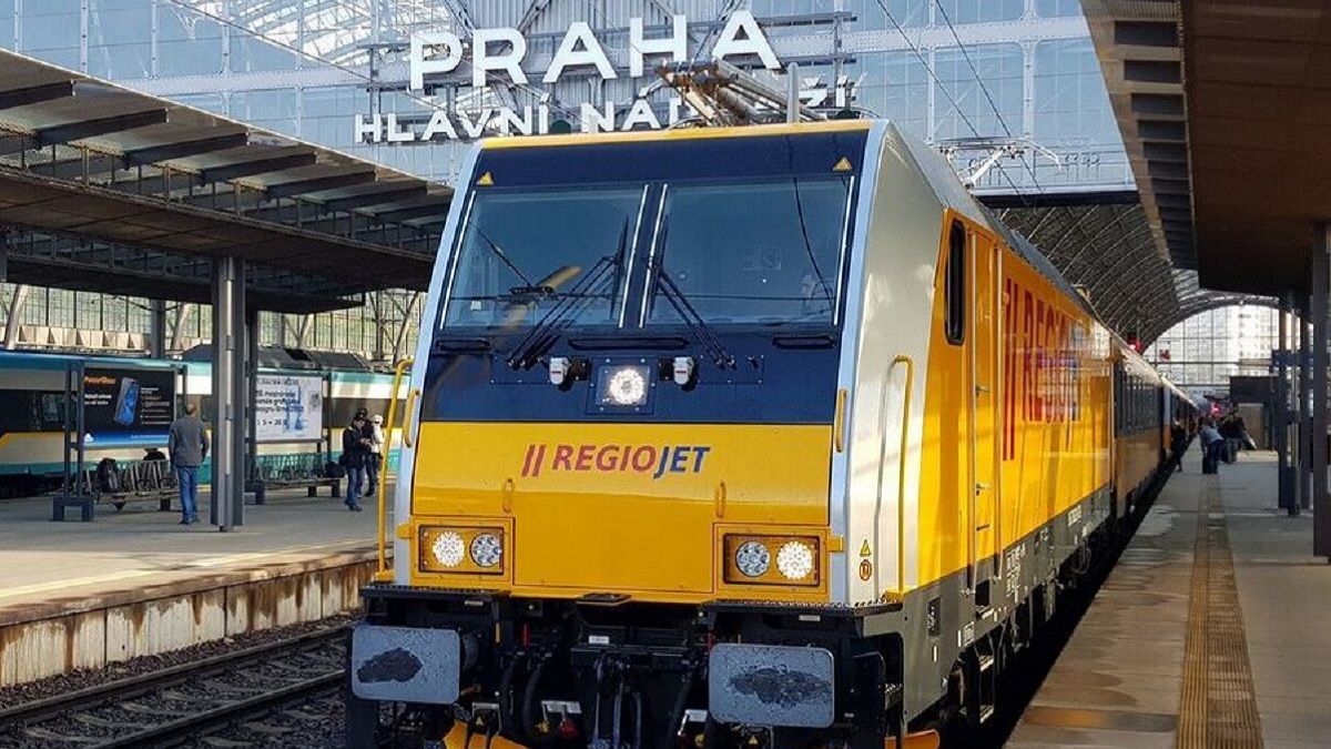 Потяг на Центральному вокзалі в Празі Потяг на Центральному вокзалі в Празі