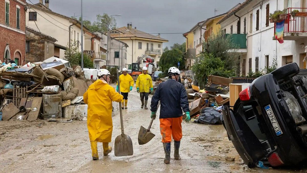 Последствия разрушительных наводнений в Италии