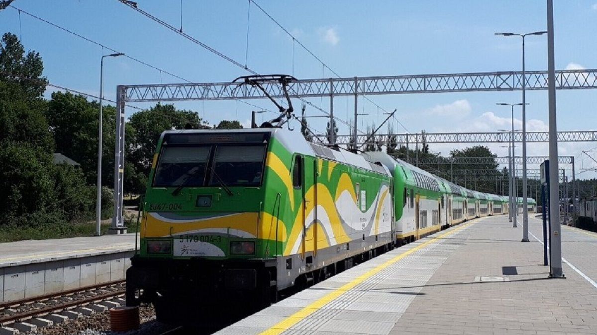 Сезонный поезд из Варшавы к морю Сезонный поезд из Варшавы к морю