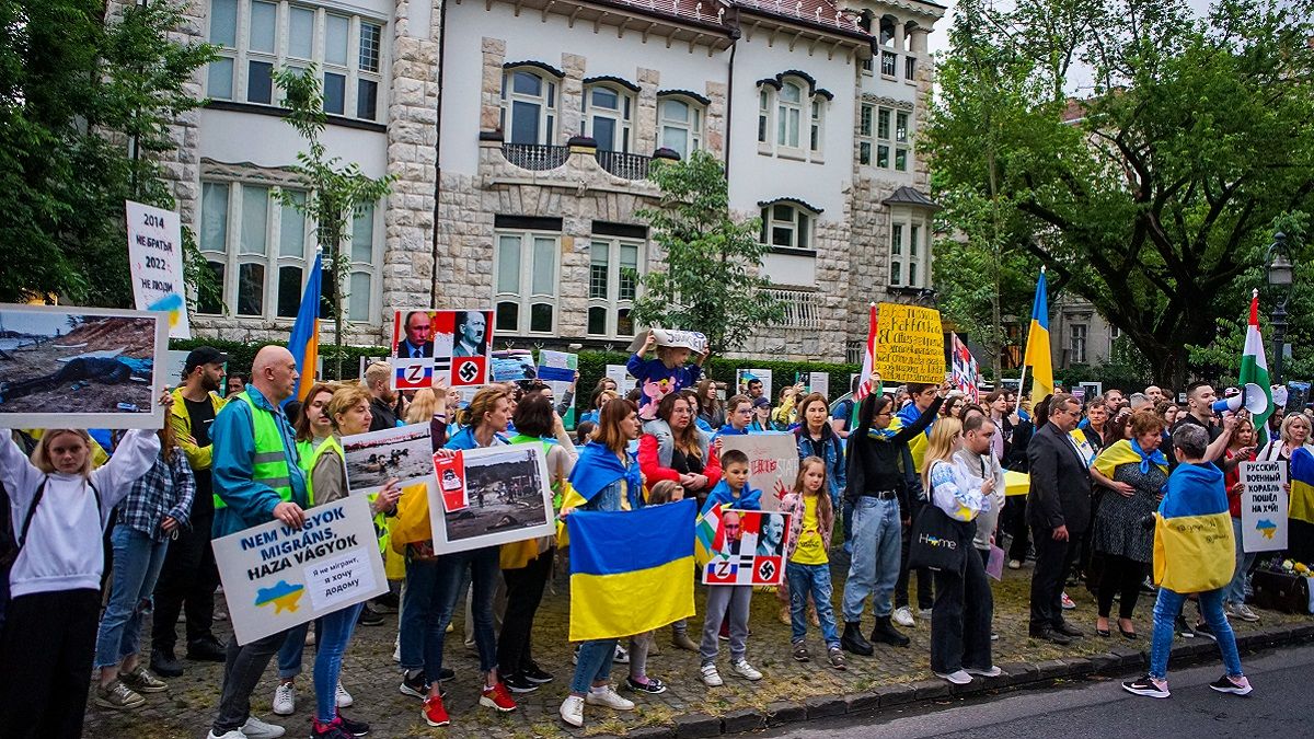 Десятки українців у Будапешті вийшли на мітинг Десятки українців у Будапешті вийшли на мітинг