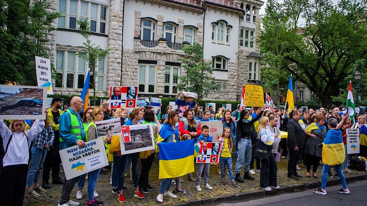 Десятки украинцев в Будапеште вышли на митинг