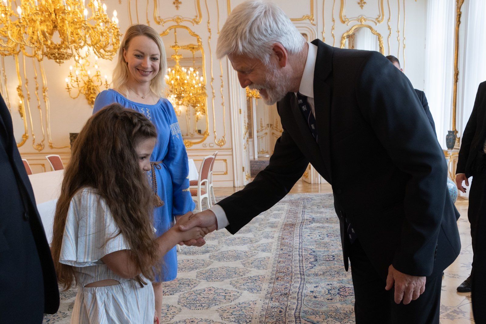 Президент Чехії зустрівся з українською дівчинкою, яку зацькували однокласники