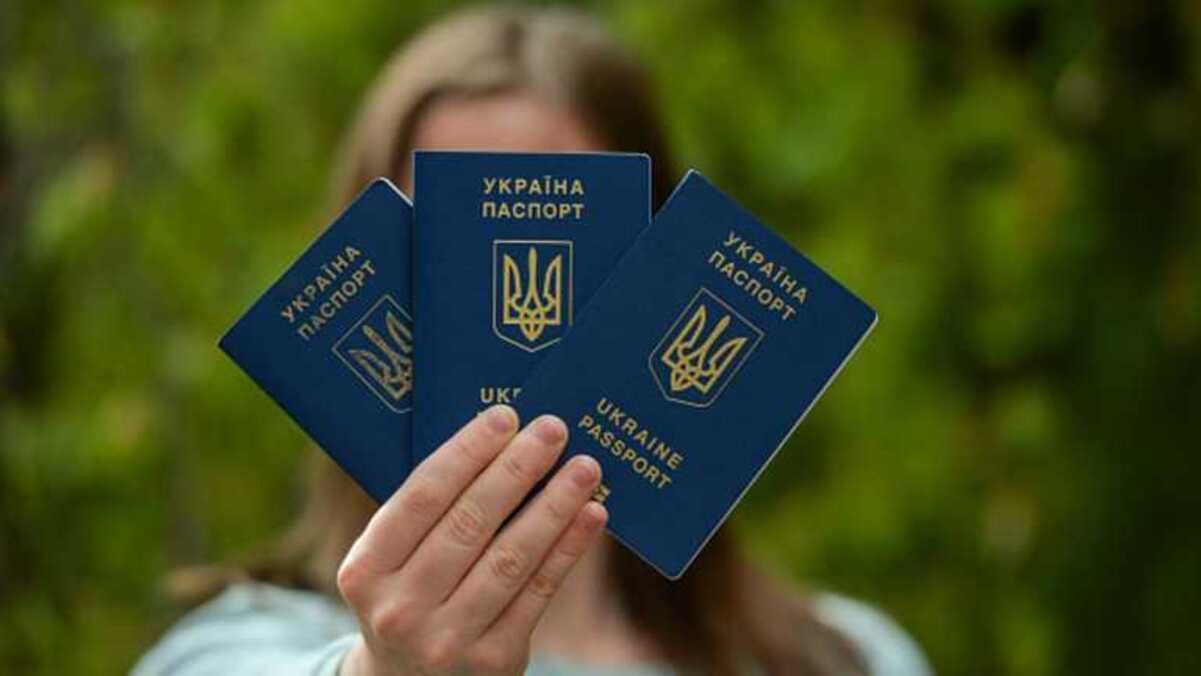 Украинцам в Польше загранпаспорта теперь будут делать быстрее