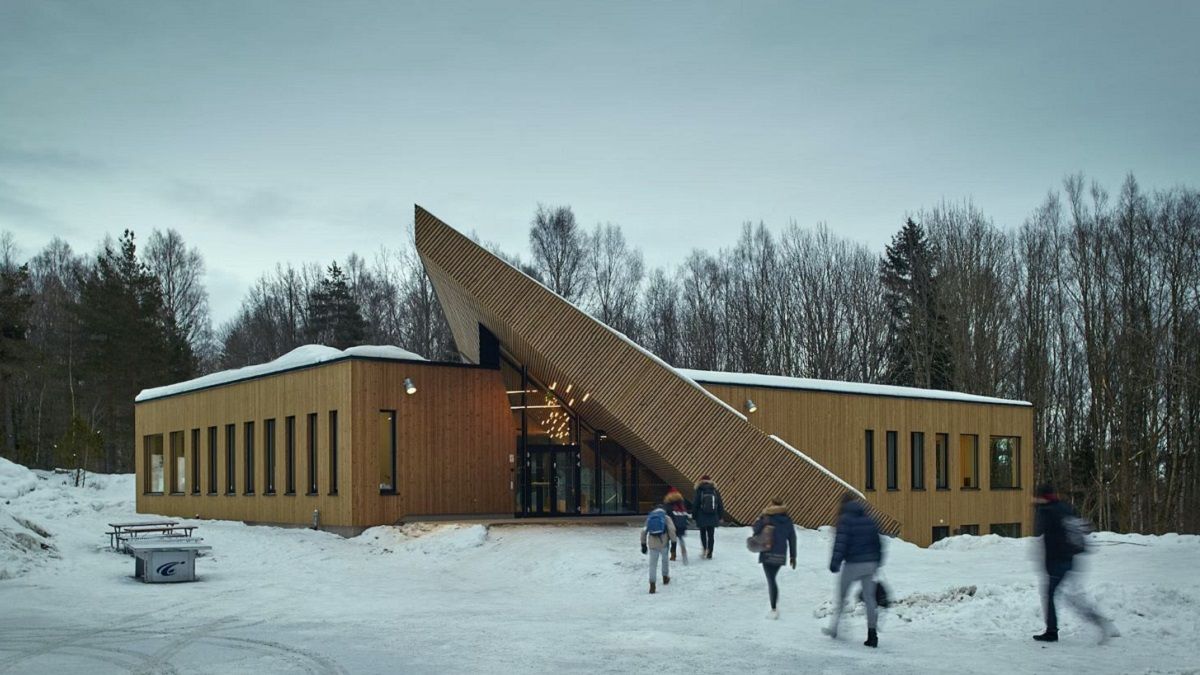 Солнечные панели полностью обеспечивают здание Солнечные панели полностью обеспечивают здание