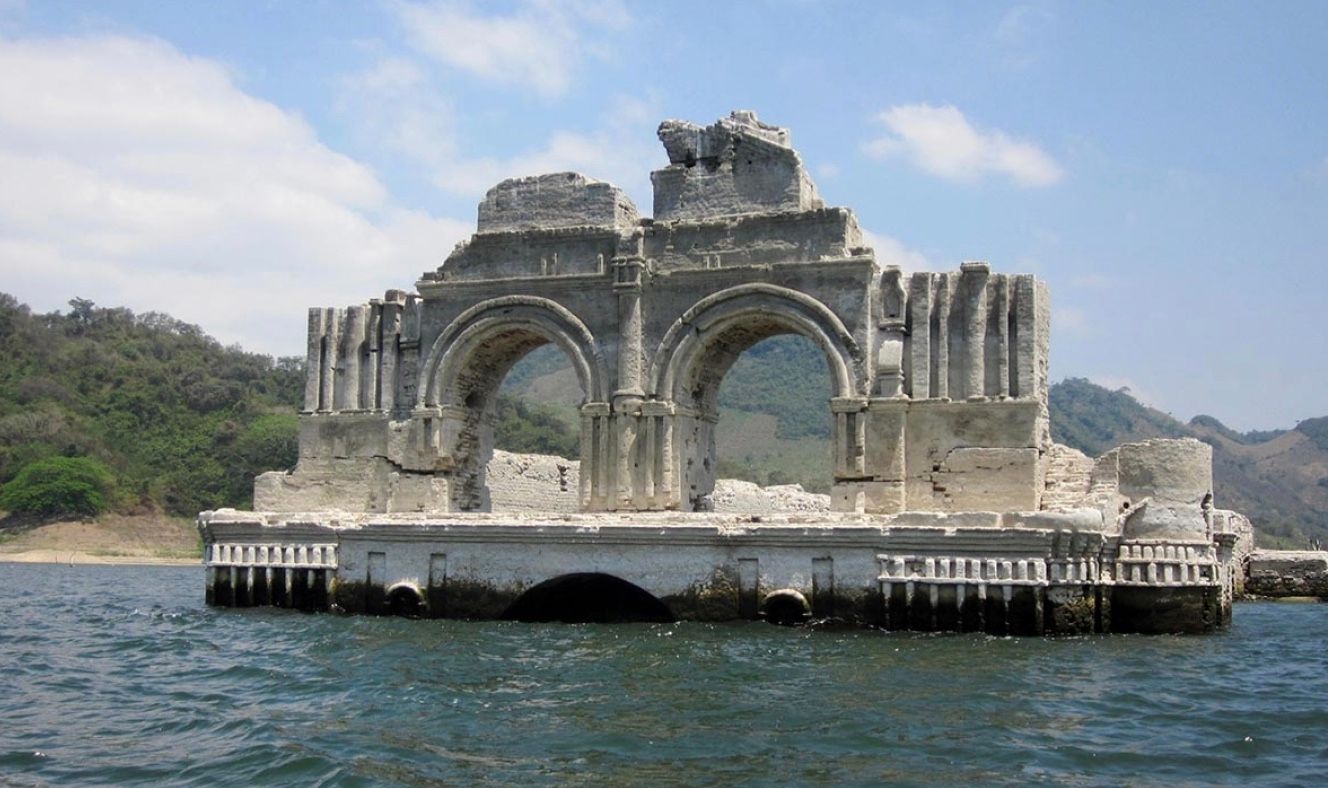 После засухи в Мексике из-под воды появилась старинная церковь После засухи в Мексике из-под воды появилась старинная церковь