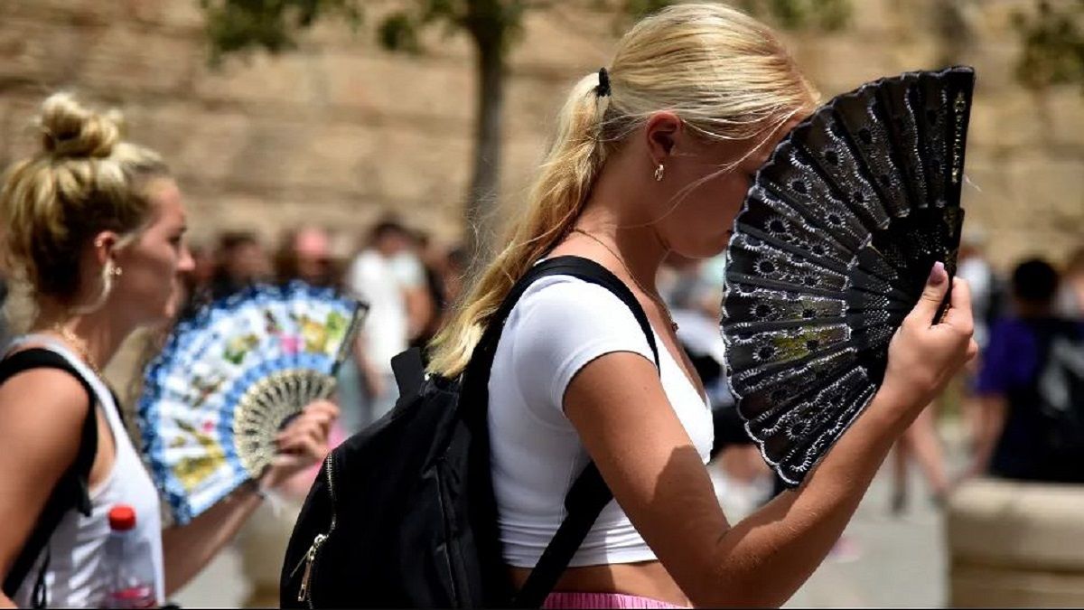 Туристы спасаются от жары в Севилье