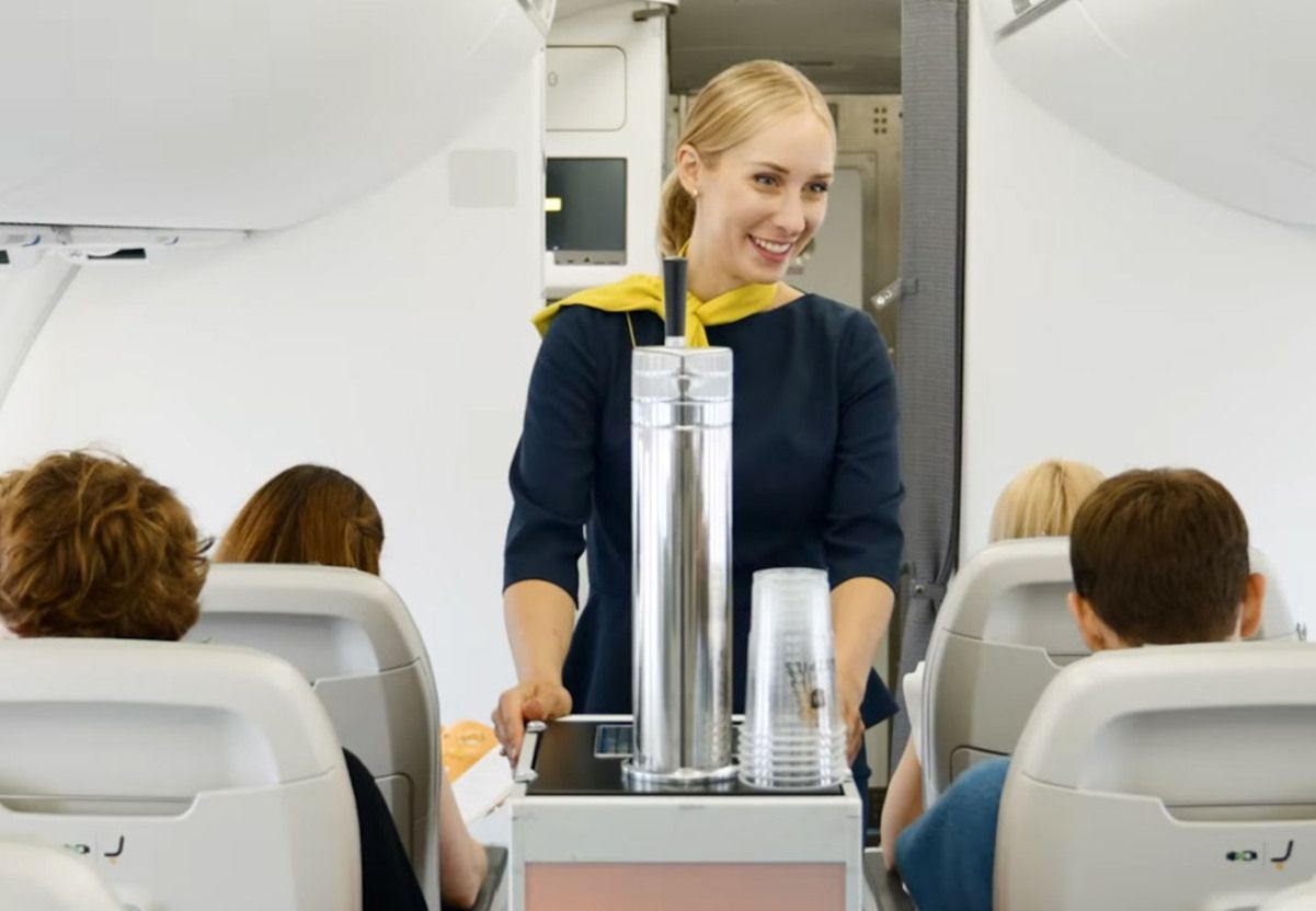 airBaltic напоїть пасажирів розливним пивом у літаках airBaltic напоїть пасажирів розливним пивом у літаках