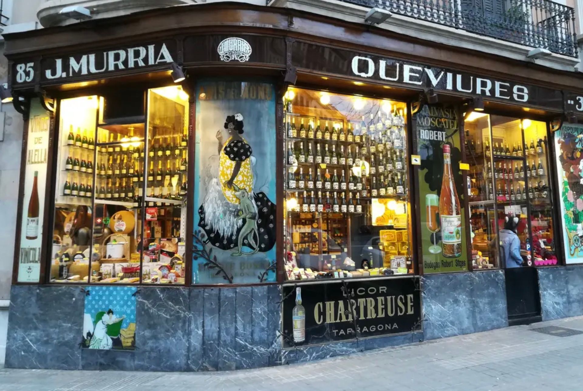 Магазин Colmado Múrria в Барселоне привлекает толпу туристов