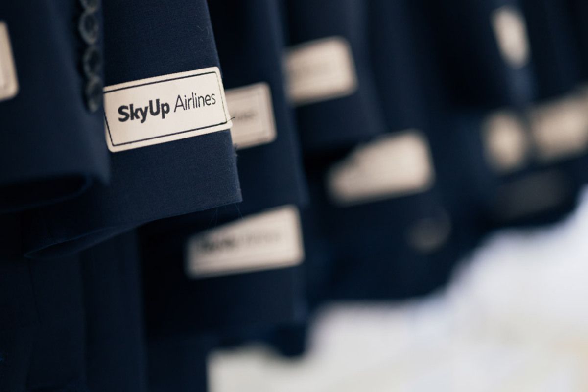 Піджаки нової форми бортпровідників-чоловіків SkyUp