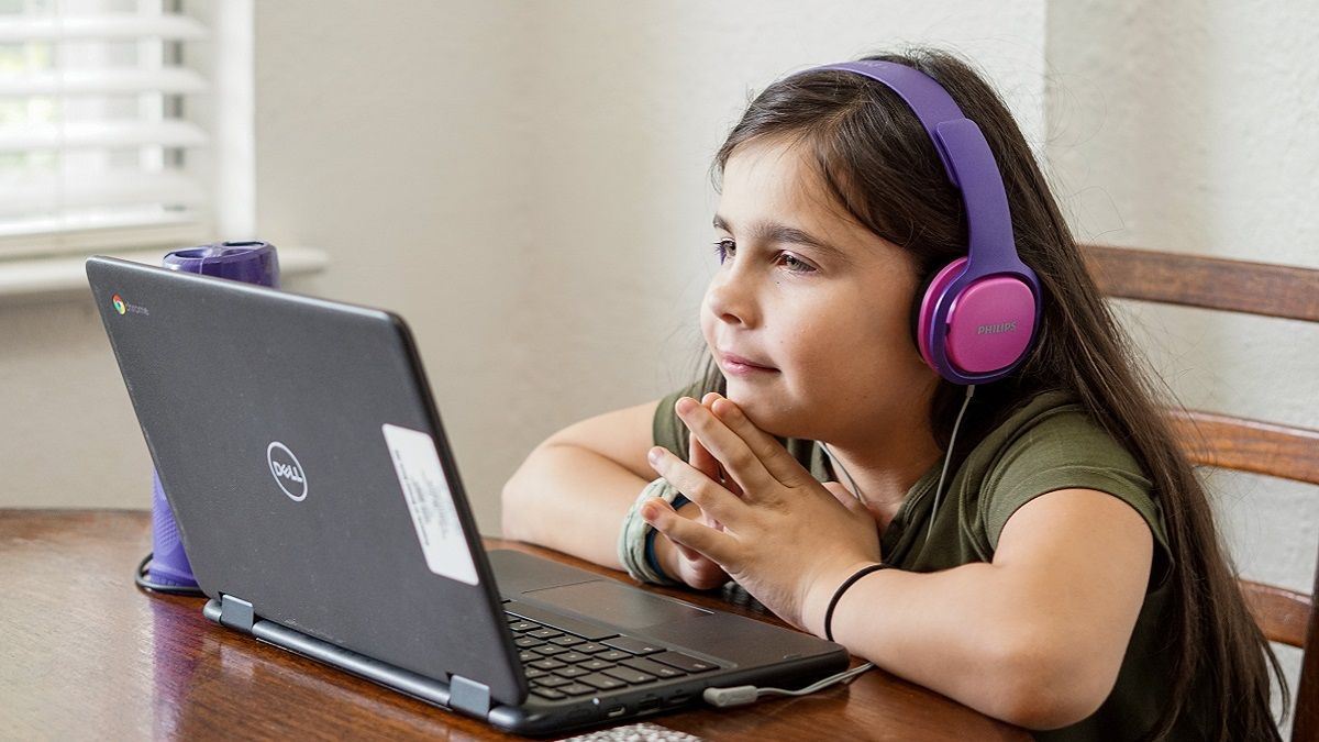 Польща забезпечить дітей та вчителів ноутбуками для навчання