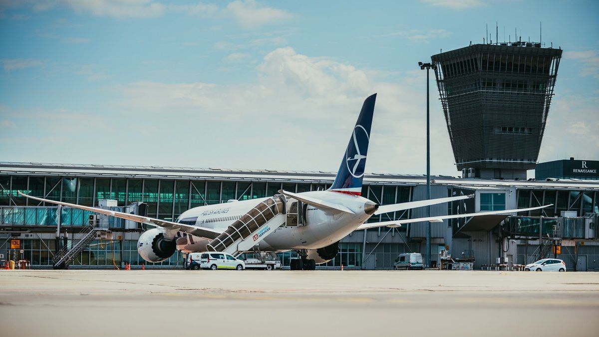 Варшавський аеропорт може перестати приймати рейси