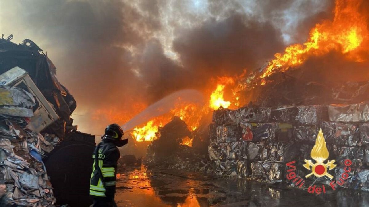 Спасатели тушат огонь на Сицилии