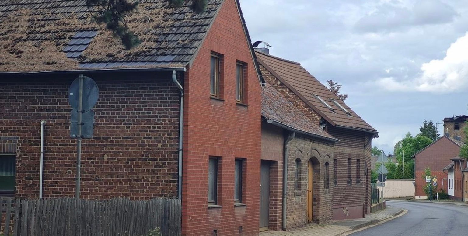 Закинуті будинки у селі Моршеніх