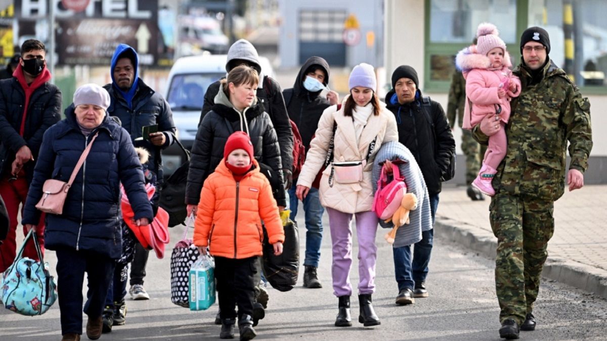 Молодь думає залишатися, старші – хочуть додому Молодь думає залишатися, старші – хочуть додому