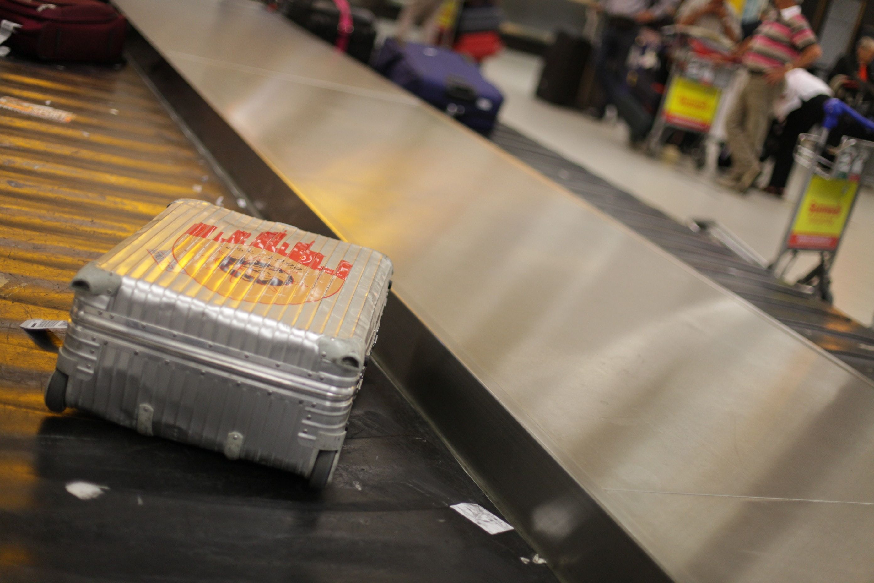 Які авіакомпанії перевозять багаж найгірше