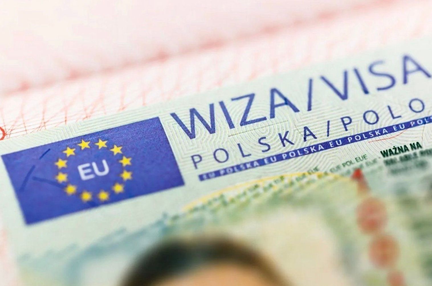 Українці у Польщі не зможуть отримати польську візу