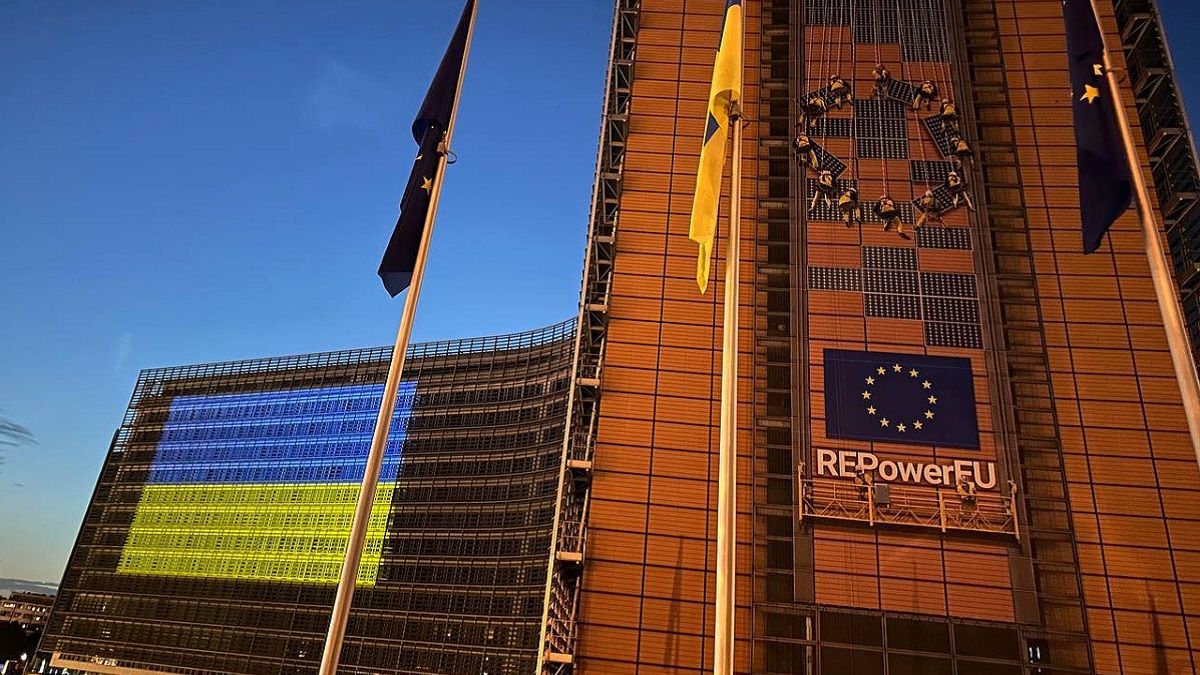 Еврокомиссия засияла в поддержку Украины Еврокомиссия засияла в поддержку Украины