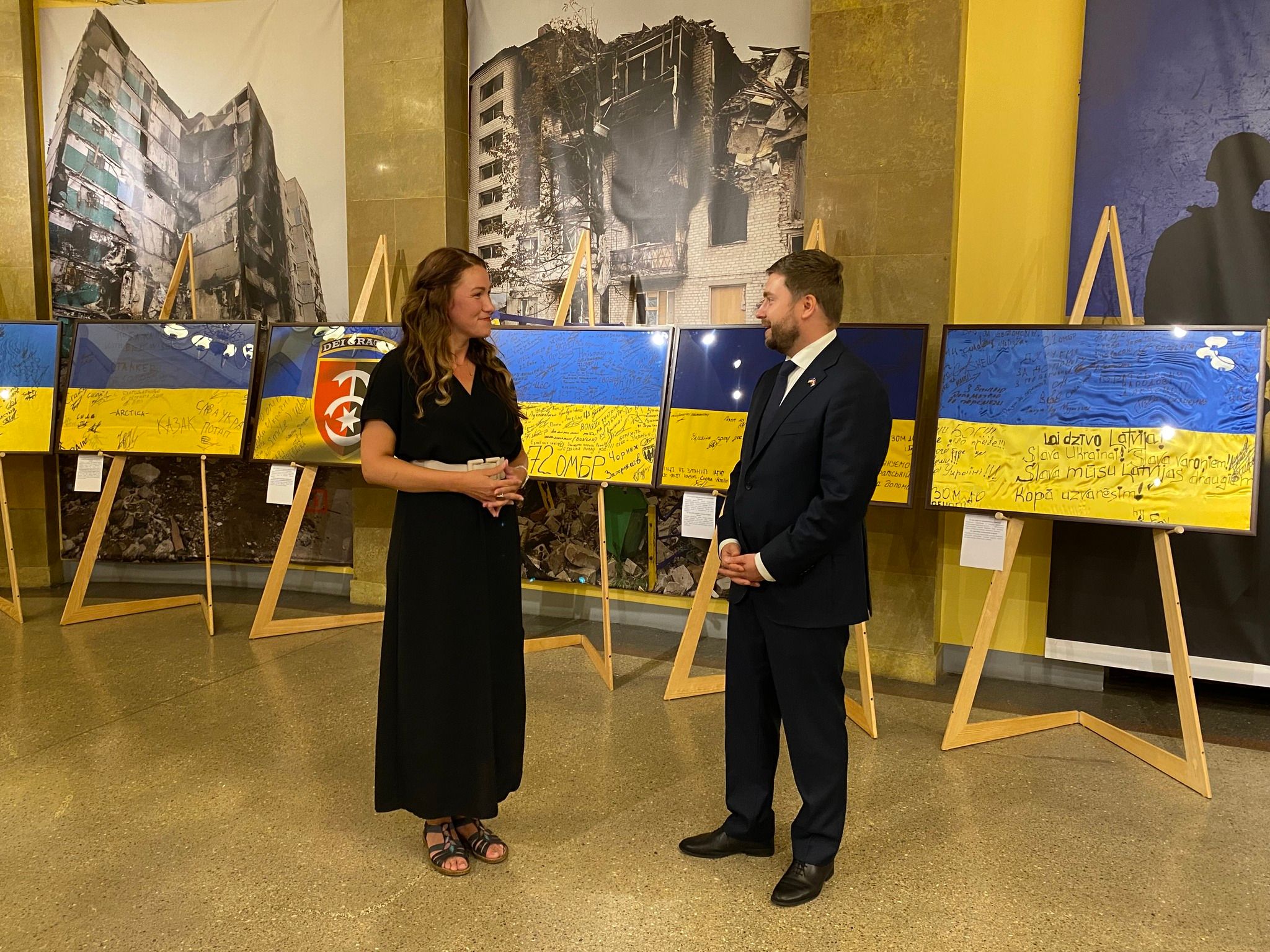 В Латвии открыли выставку украинских флагов В Латвии открыли выставку украинских флагов