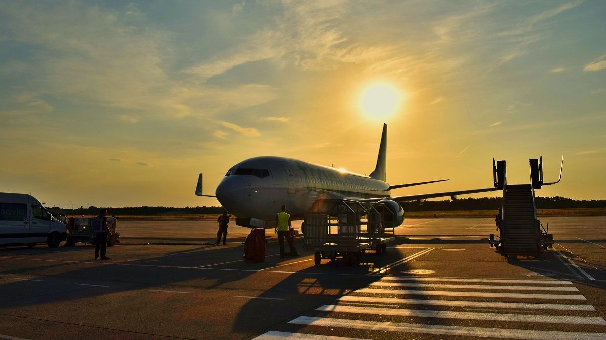 Пассажира задержали на взлетной полосе с сигаретой Пассажира задержали на взлетной полосе с сигаретой