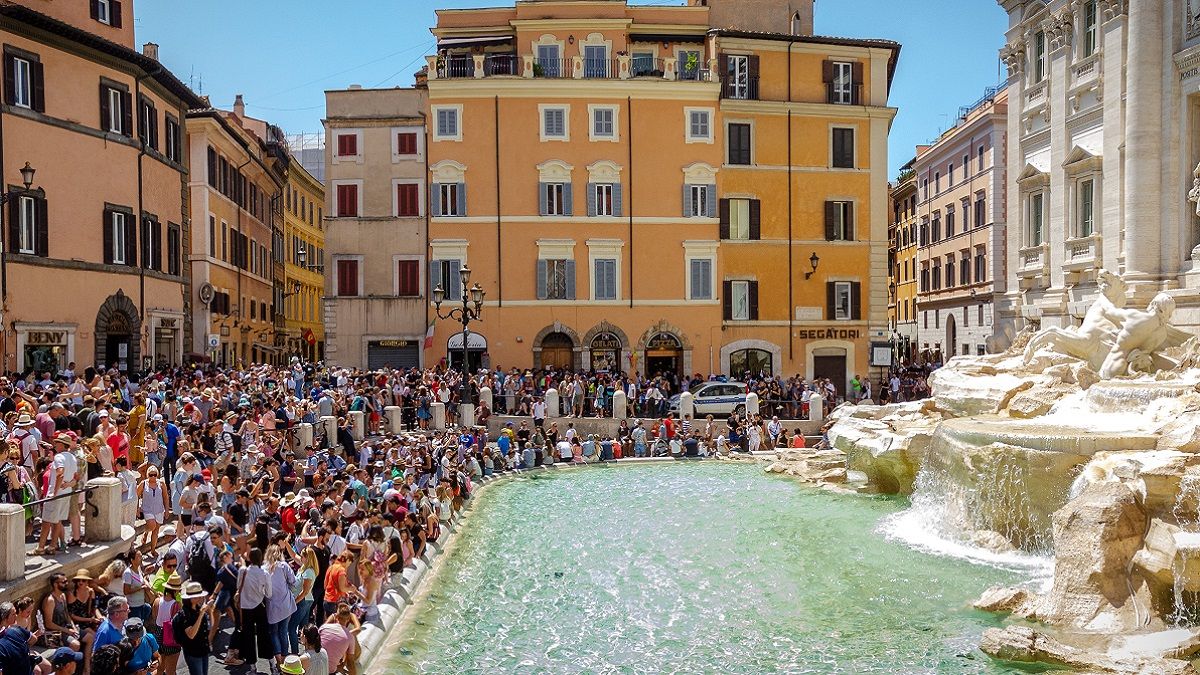 Толпа у фонтана Треви в Италии