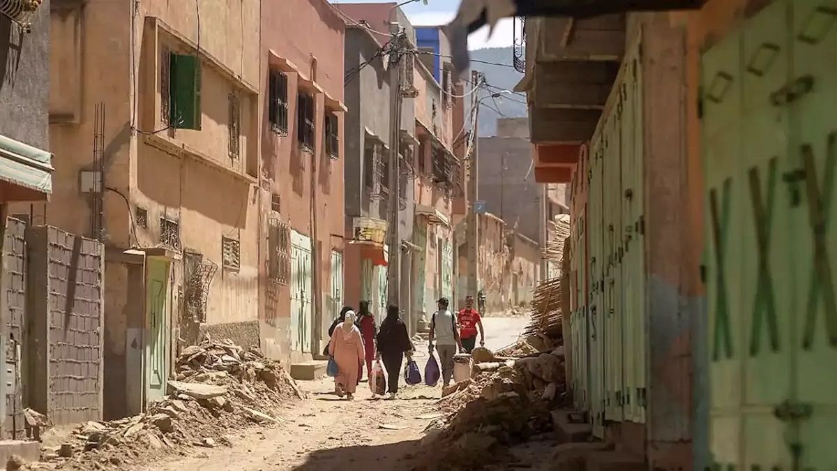 Люди приходят в себя после землетрясения в Марокко