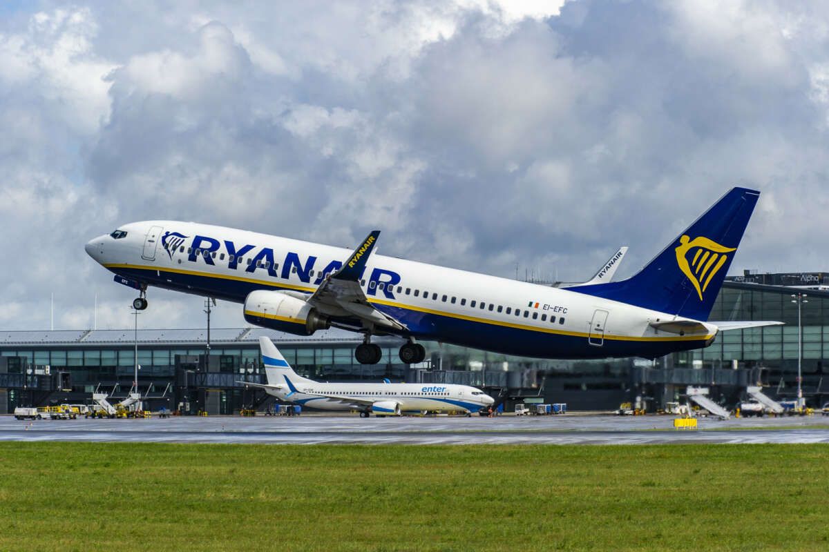 Ryanair продает миллионы дополнительных билетов на рождественские каникулы