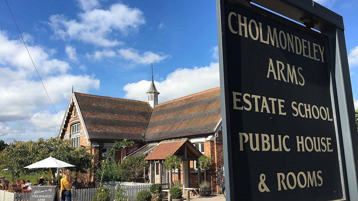 Паб на місці школи у Чеширі став надзвичайно популярним Паб на місці школи у Чеширі став надзвичайно популярним