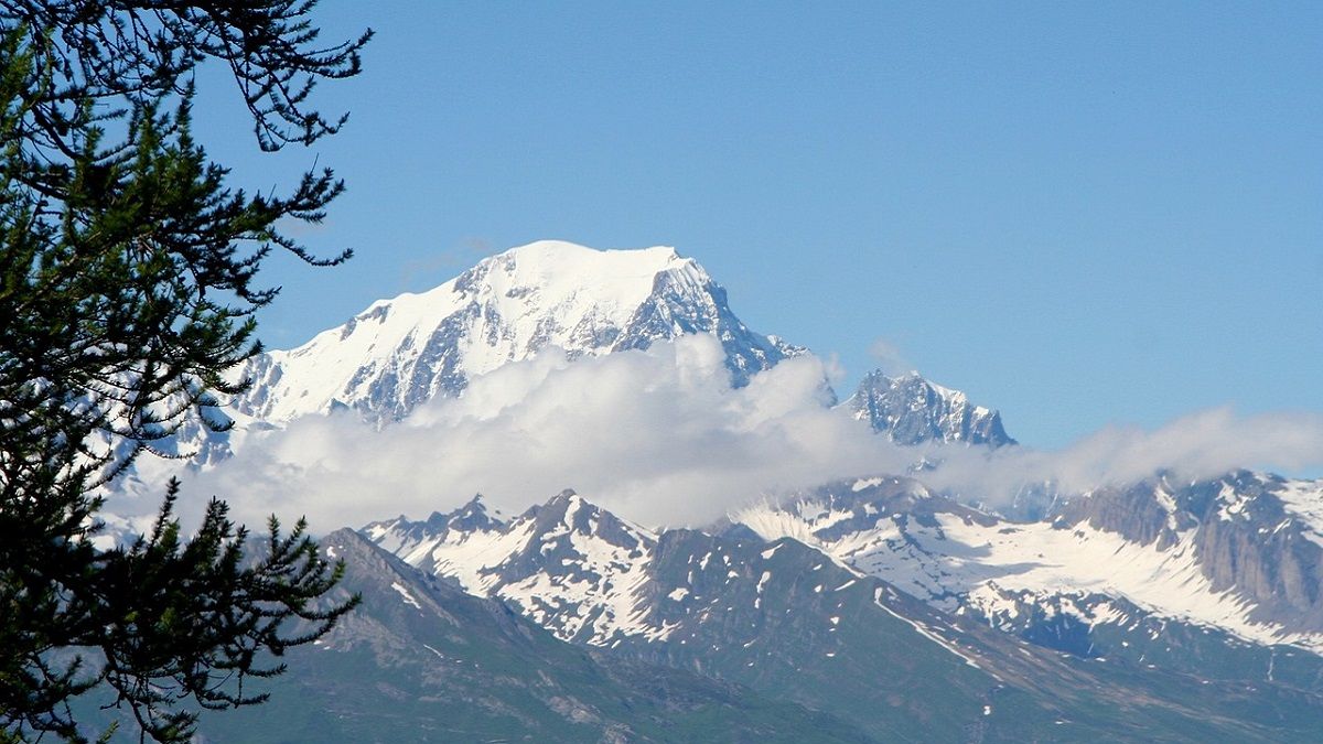 Смену высоты горы Монблан исследуют каждые 2 года Смену высоты горы Монблан исследуют каждые 2 года