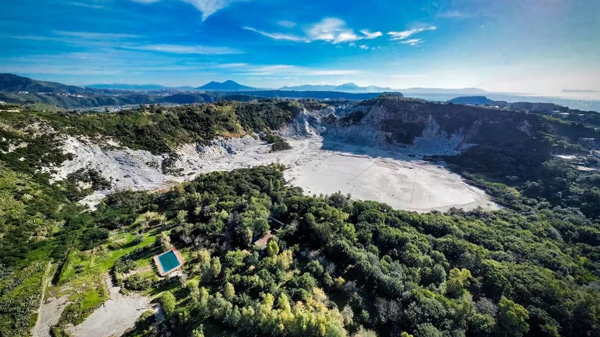 Супервулкан біля Неаполя проявляє активність Супервулкан біля Неаполя проявляє активність