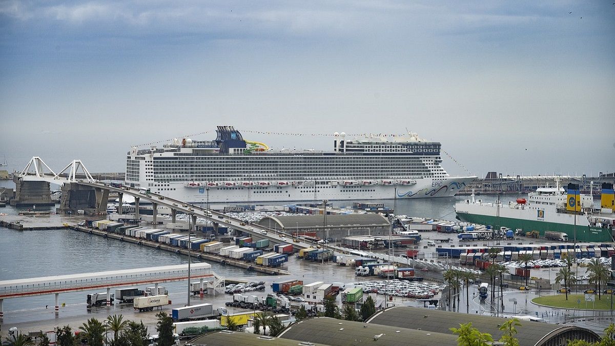 Круїзний лайнер у порту Барселони Круїзний лайнер у порту Барселони