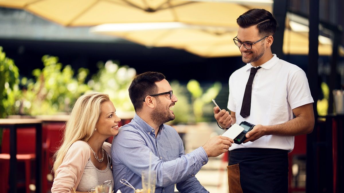 В деяких країнах заведено включати плату за обслуговування до рахунка В деяких країнах заведено включати плату за обслуговування до рахунка