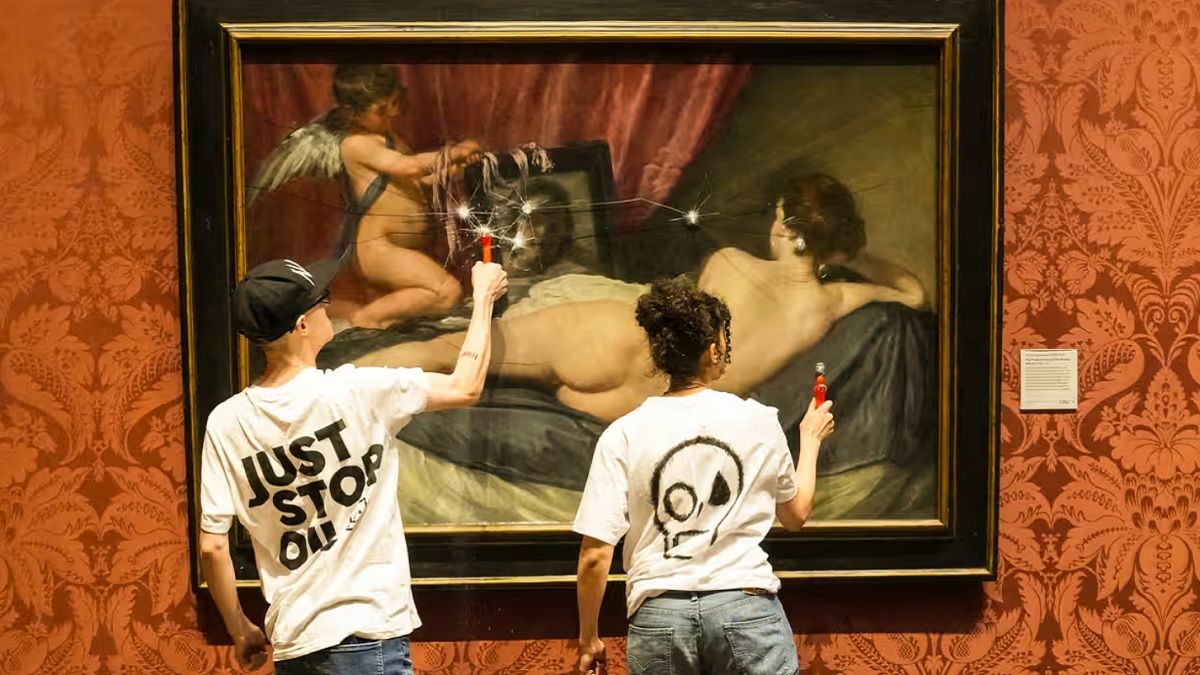 Протестувальники розбили захисне скло на картині Протестувальники розбили захисне скло на картині