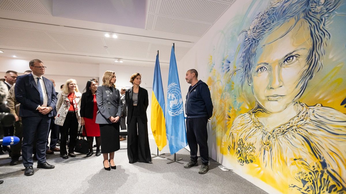 Первая леди увидела работу в Париже Первая леди увидела работу в Париже