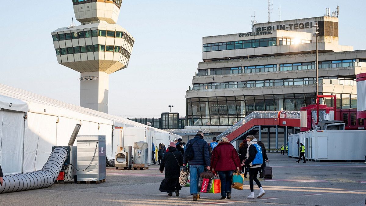 В Берлине украинцев принимают в старом аэропорту Тегель