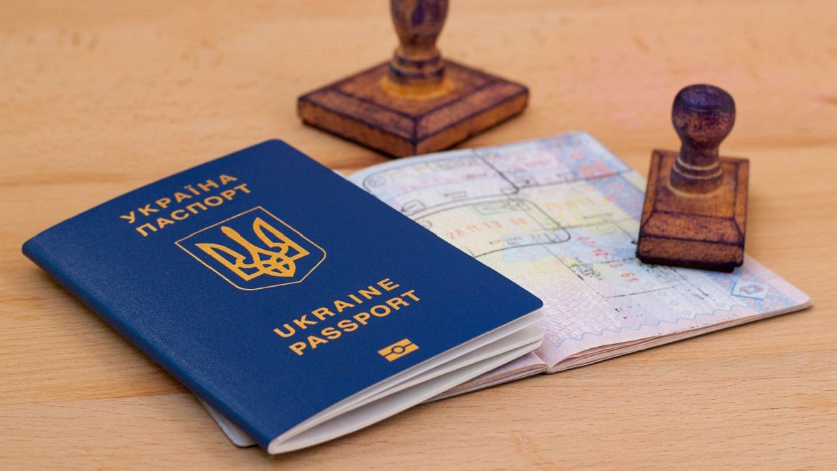 Украинцы могут оформить документы за границей