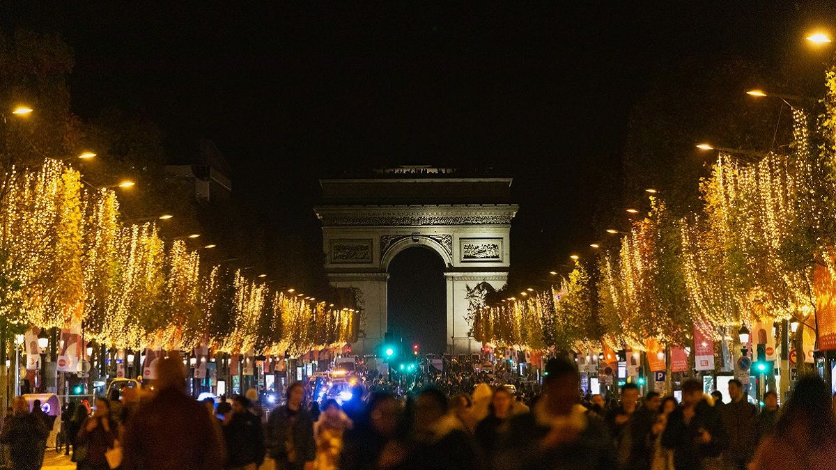 Столица Франции засияла перед Рождеством